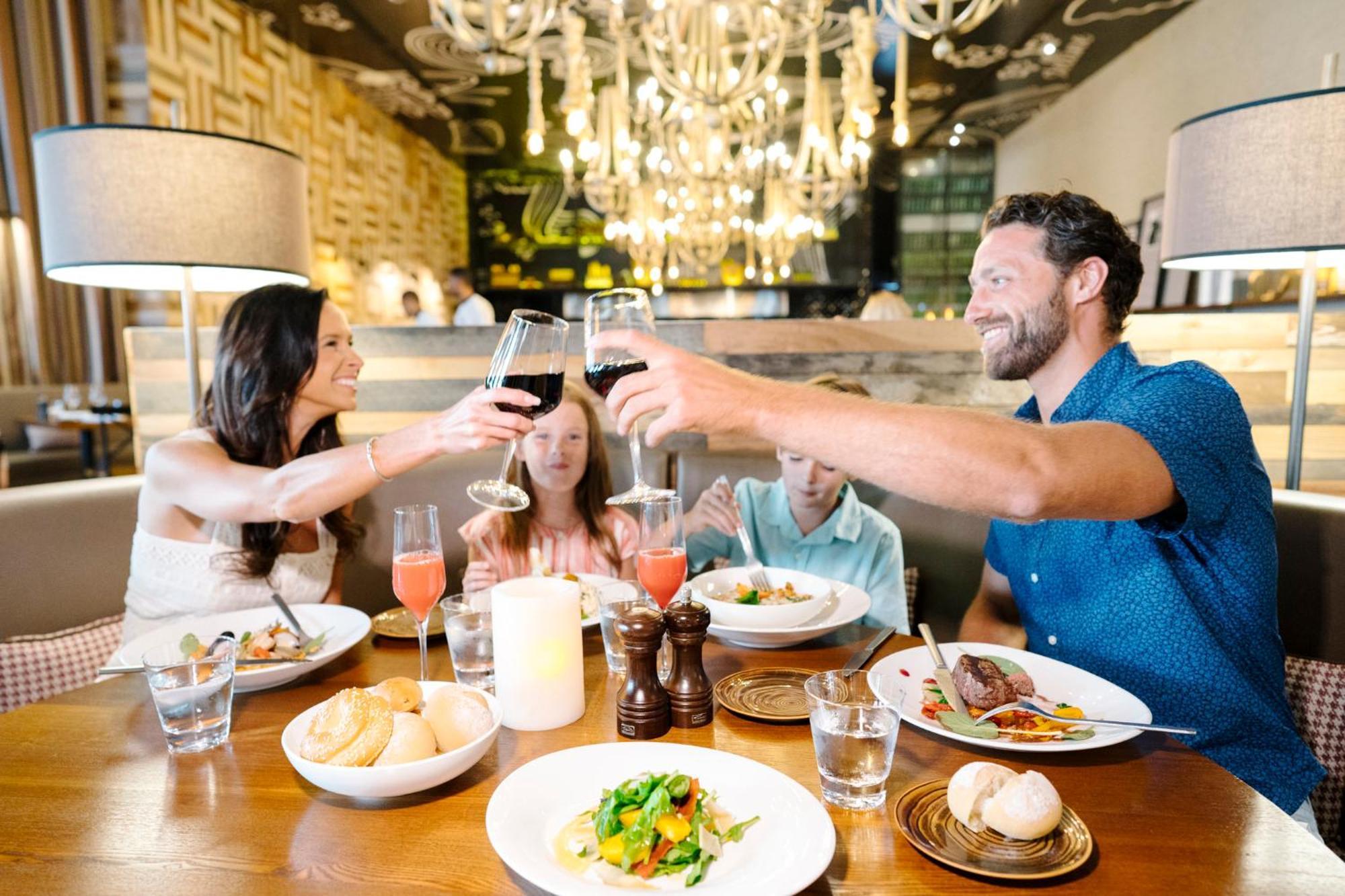 Nickelodeon Hotels & Resorts Punta Cana Exterior foto A group of friends dining together