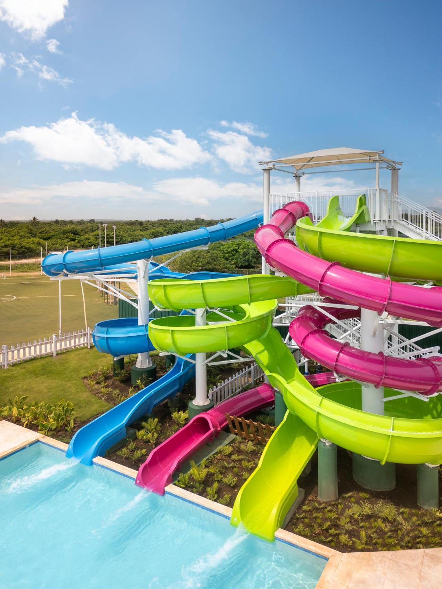 Nickelodeon Hotels & Resorts Punta Cana Exterior foto Water slides at the Splash Jungle Water Park